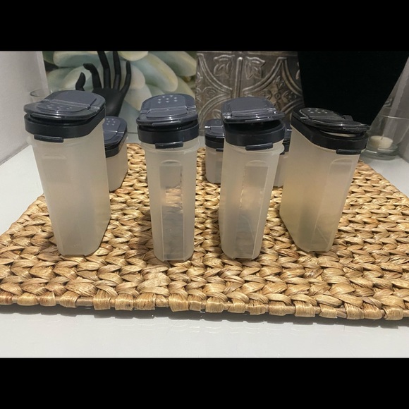 Tupperware spice containers - Picture 2 of 3